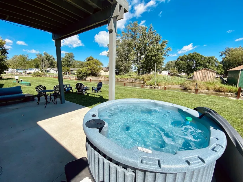 Cozy Nature Retreat • Kayaks, Hot Tub & Home Gym - Image 1