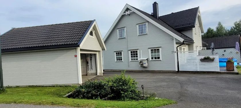 Half of a 2-bedroom house. - Image 1
