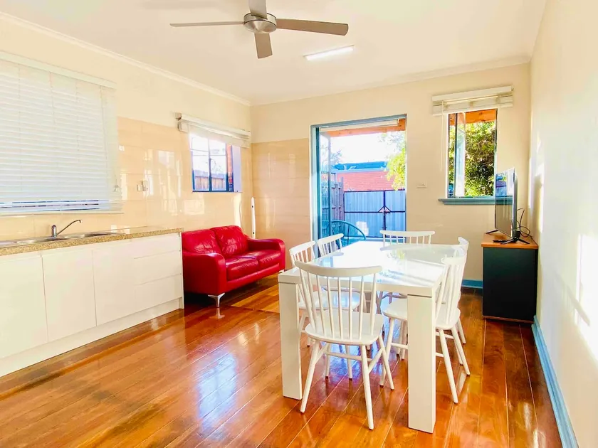 Bay Rd Kids & Pet Friendly Free Parking - Image 1