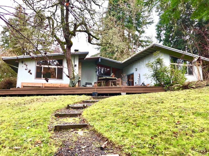 Creekside Retreat: Spacious & Peaceful - Image 1