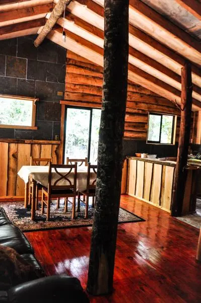 Rustic cabin, Chilean patagonia, Coigue. - Image 1
