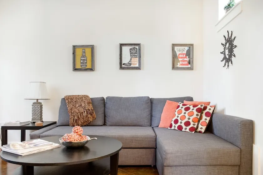 The 11 Oaks Townhouse in Walkable Downtown Neighborhood - Image 1