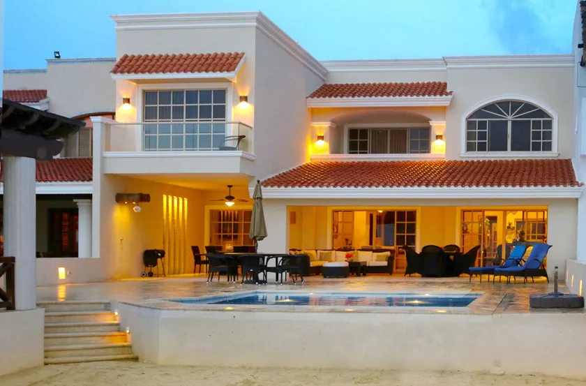 Beautiful beach house by the sea - Image 1
