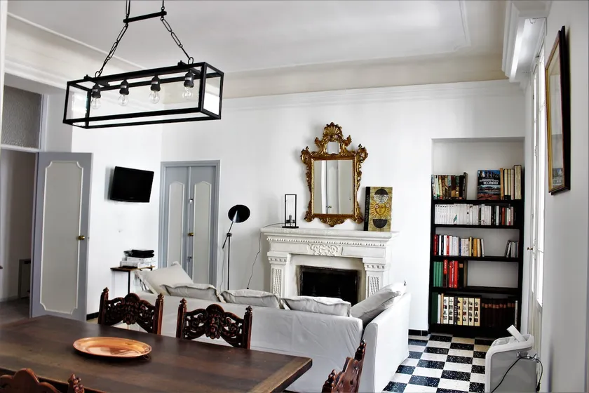 Close to train station, beautiful renovated apartment, 2 bedrooms, PARKING - Image 1