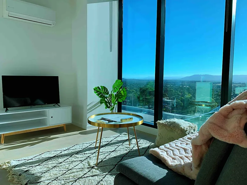 SkyGarden Luxury Apt *View*Pool*Parking - Image 1