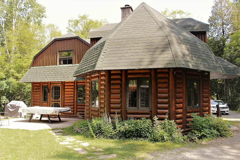 Log cabin on the shores of Lac Marielle - Image 1