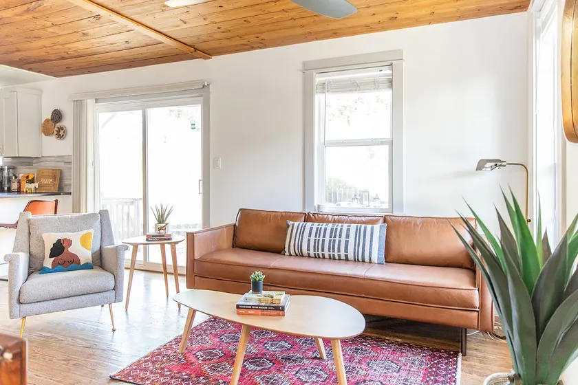 Artsy upscale estate w/ big yard near downtown - Image 1