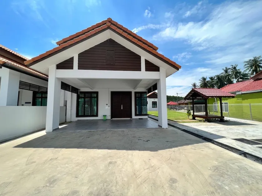 AISY HOMESTAY MUAR - Image 1
