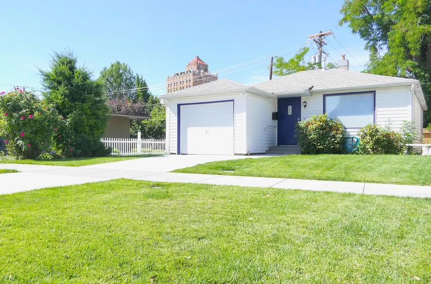 Charming Bungalow in Downtown! - Image 1