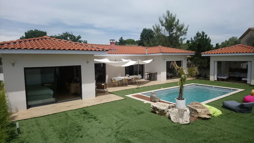 Villa with pool - Image 1