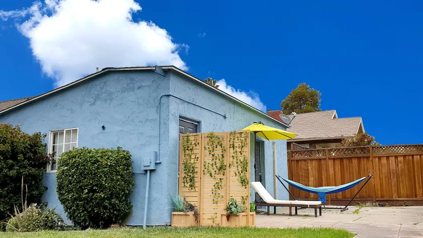 Large Private Oasis with Yard Space, Minutes to Downtown - Image 1