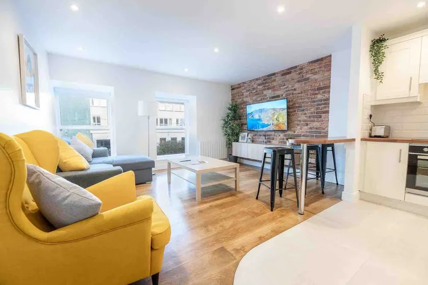 Modern CANAL VIEW Home, in City Centre, Sleeps 8 - Image 1