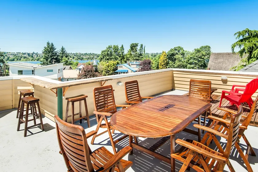 2BR Green Lake View Penthouse & Rooftop Deck - Image 1
