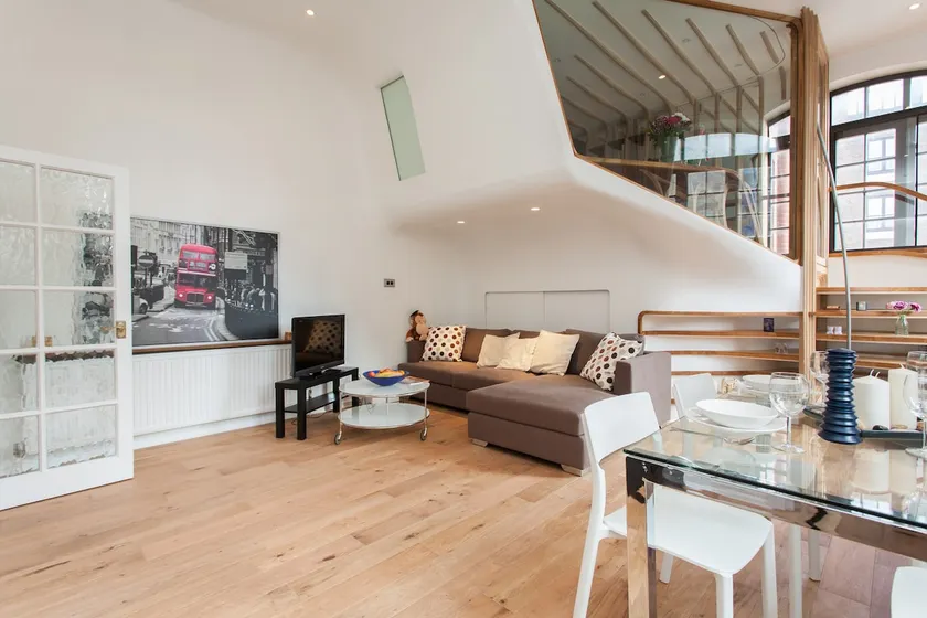 Bright & airy duplex on Thames Path - Image 1