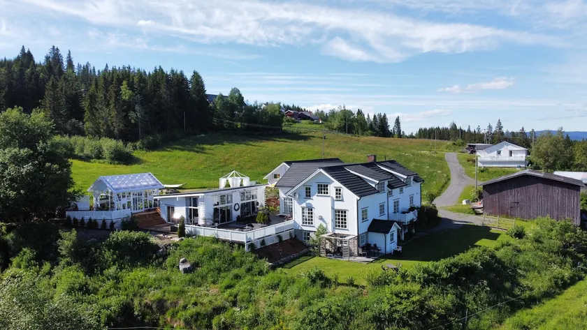 Big and spacious apartment located on a farm - Image 1