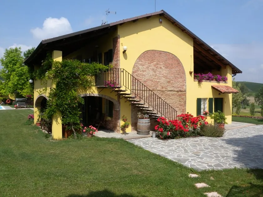 Relais Cascina San Martino - appartamenti circondati dai vigneti, per una vacanza di pace e relax: APPARTAMENTO EST Il Poggiolo - Image 1