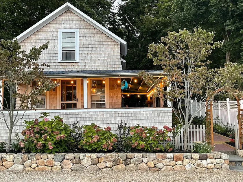 In town Cozy-Cottage-Glam w/ Fab backyard 2bd/2B - Image 1