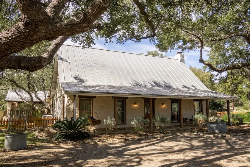 Rustic Country Acreage with Private Pool and Spa - Image 1