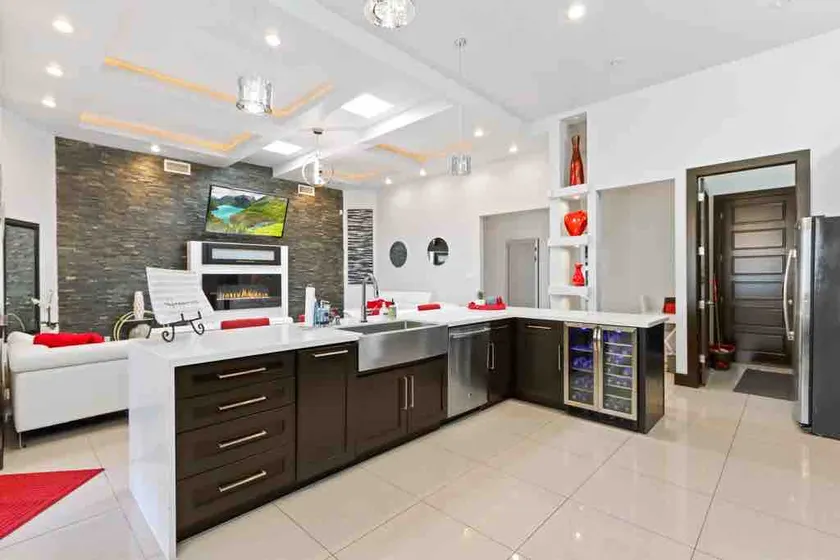 Modern upscale home with an amazing kitchen - Image 1