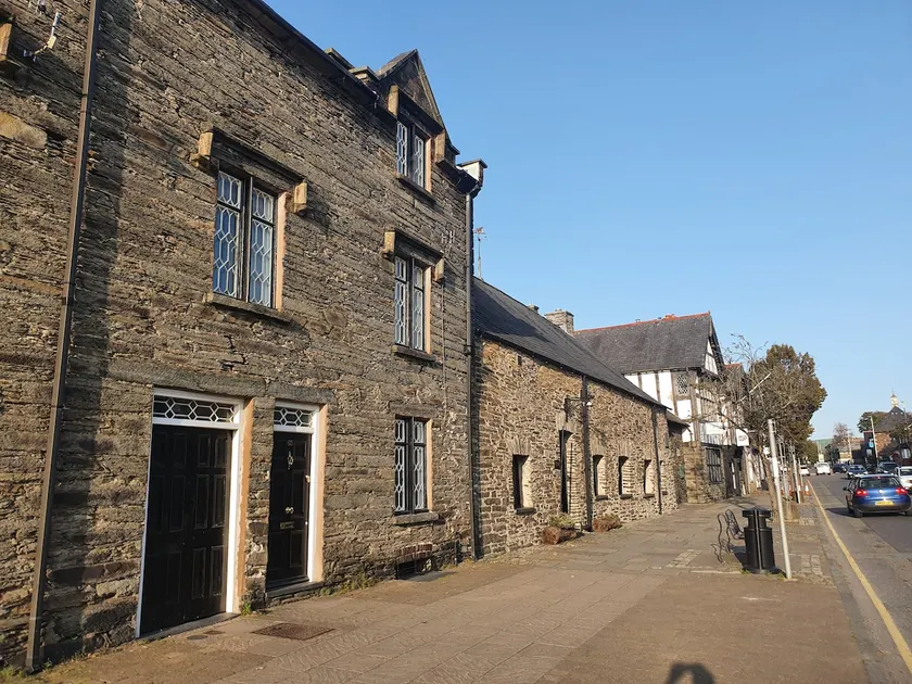 ”Ty Beti”, grade II listed townhouse, Machynlleth - Image 1
