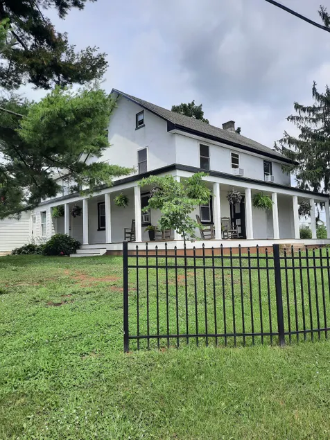 Swan Road Farmhouse, 5 BDR, 3 Bath, Gameroom - Image 1