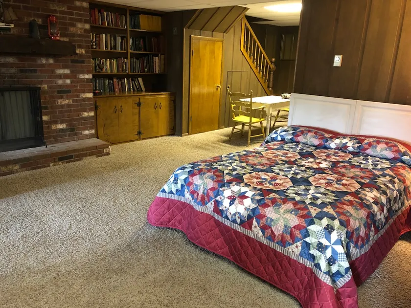 Rustic apartment on quiet lot - Image 1