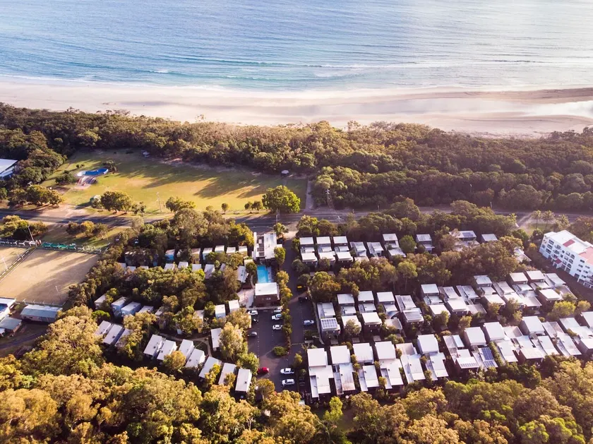 Allure ”Straddie Deluxe Beach Shack” - Image 1