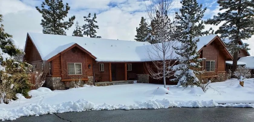 CUSTOM SINGLE STORY CABIN WITH JACUZZI POOL TABLE & BIG GAME ROOM WITH ARCADE games - Image 1