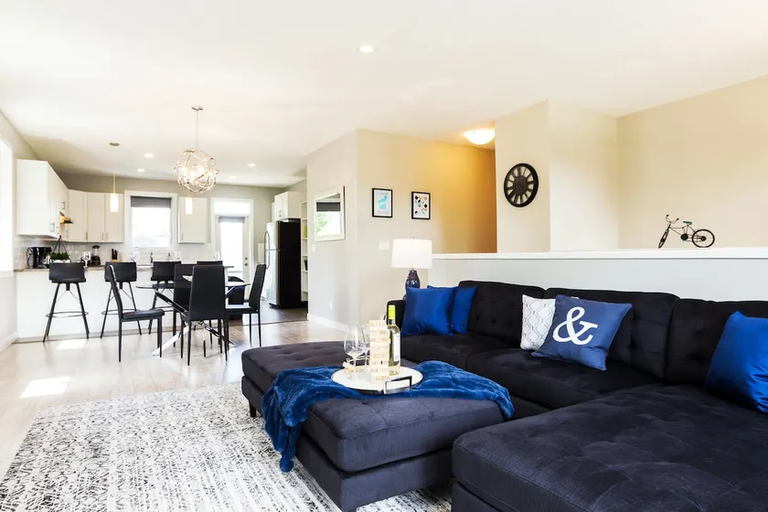 Executive Home - Long Stays - Garage - WiFi & NFLX - Image 1