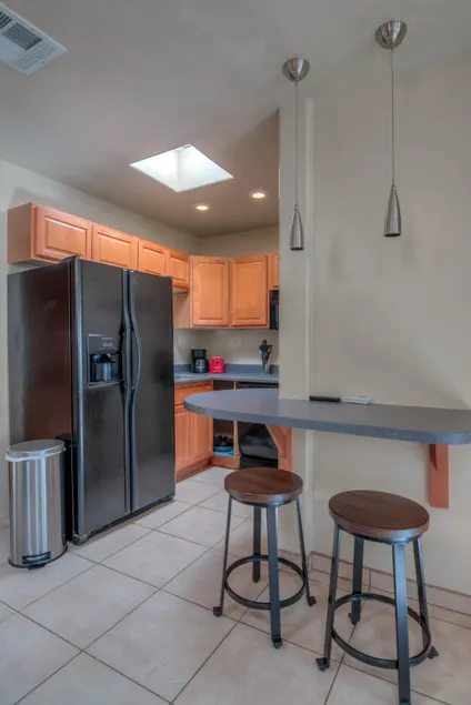 Appealing Quiet and Private Modern 2 Bedroom - Image 1