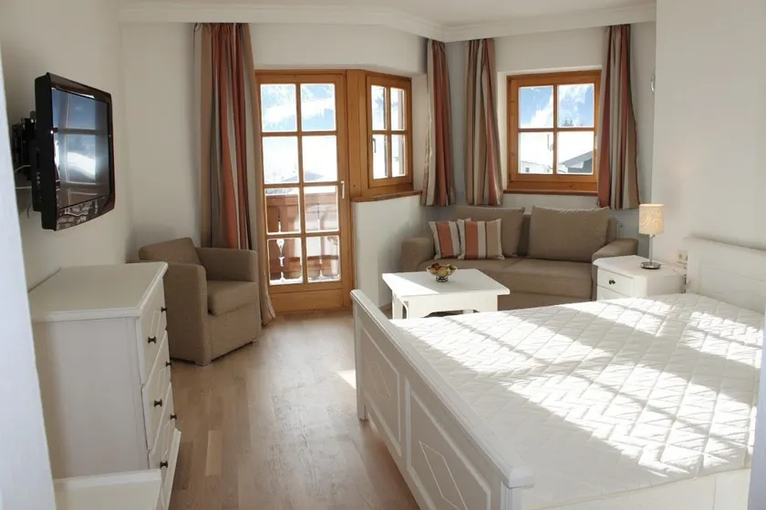 4 bedrooms, 3 bathrooms apartment - Image 1