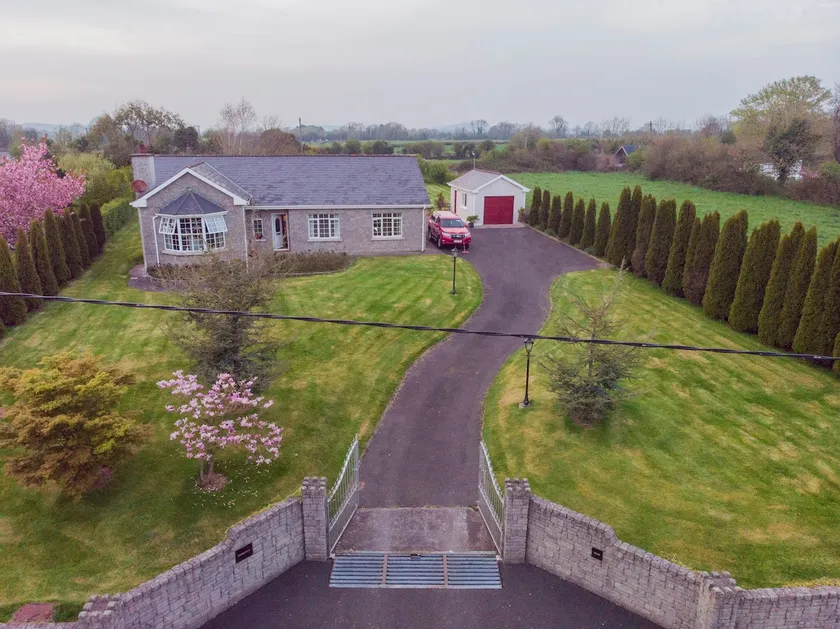 Romnia - A bright spacious stone cut Bungalow - Image 1