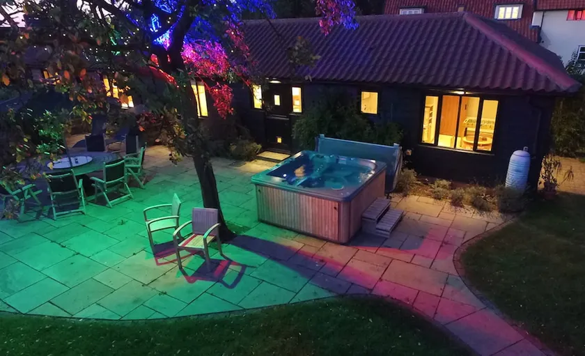 Suffolk barn with hot tub - Image 1