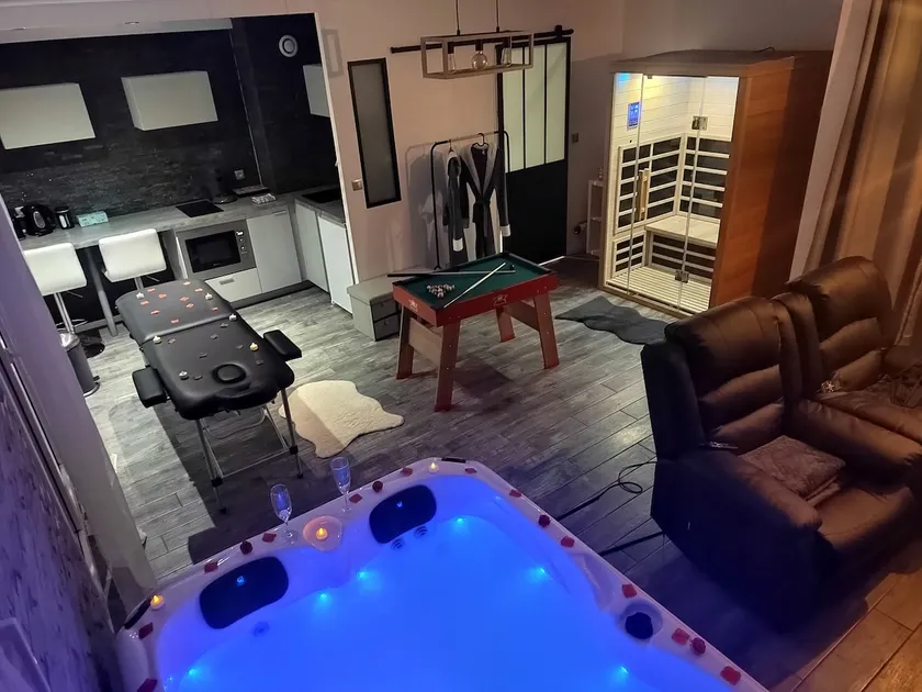 Jacuzzi, sauna, secret room, metro, parking - Image 1
