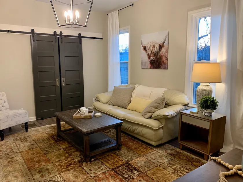 ”The Mainstay” newly renovated and ideal location! - Image 1