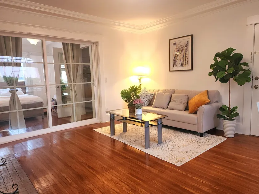 Prime location LUXE 2Bed/1Ba Apartment king bed! - Image 1