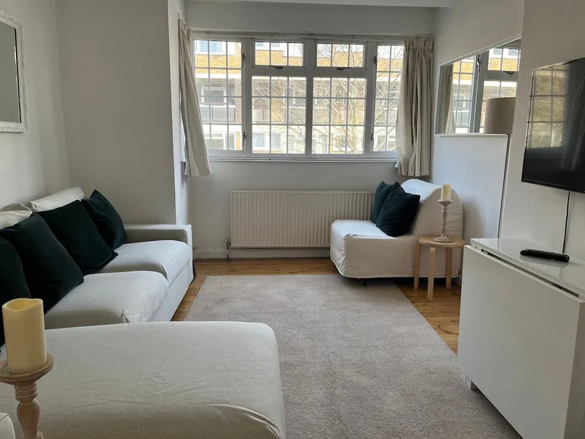 Comfortable cosy cream central, 2 bedroom home. - Image 1