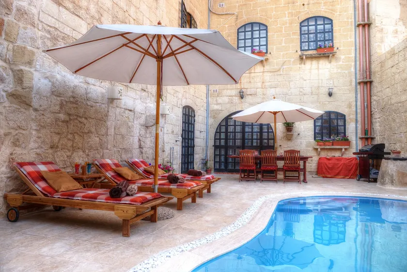 Casa personaggio Id-Dwejra con piscina di lusso e vasca idromassaggio, vicino a St Peters Pool Bay - Image 1