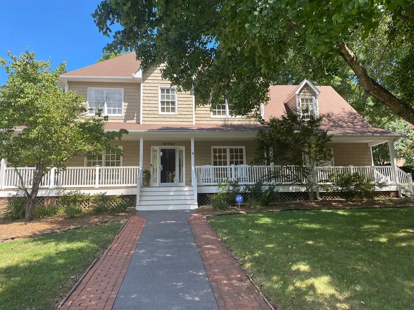 Sweet Southern Dream - 3 Bed, 2.5 Bath, & Office - Image 1