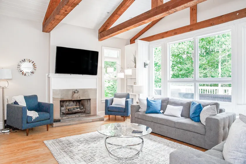 ✩ Private ✩ Horse Park ✩ Hot tub ✩ Ping-pong ✩ Foosball ✩ 4500 sqft ✩ Sleeps 20 - Image 1