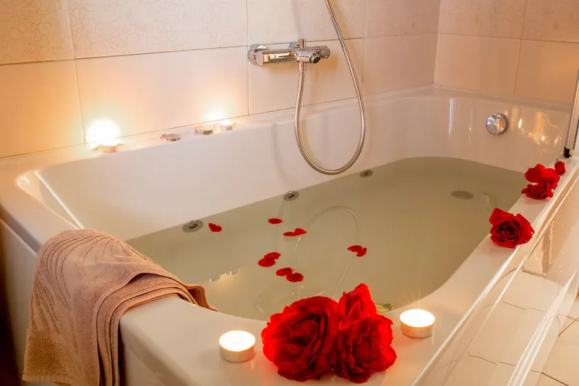 Suite with massage tub and breakfast - Image 1