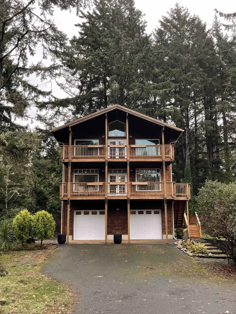 cozy beach house, private hot tub, fun game room - Image 1