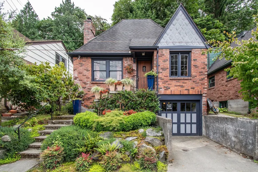 Charming, Private 2 Bed Montlake Suite w/ Parking - Image 1