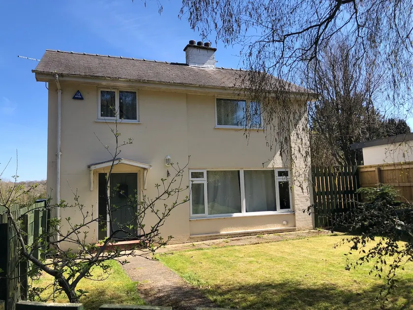 3 Bedroom Detached House, Treborth, North Wales - Image 1