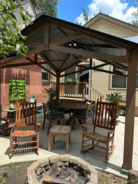 The Zen Den **Pristine** Apartment with Patio - Image 1
