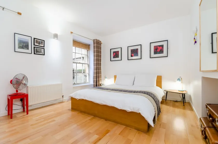 Gorgeous Grassmarket Apartment! In quiet & secure courtyard in central Old Town - Image 1
