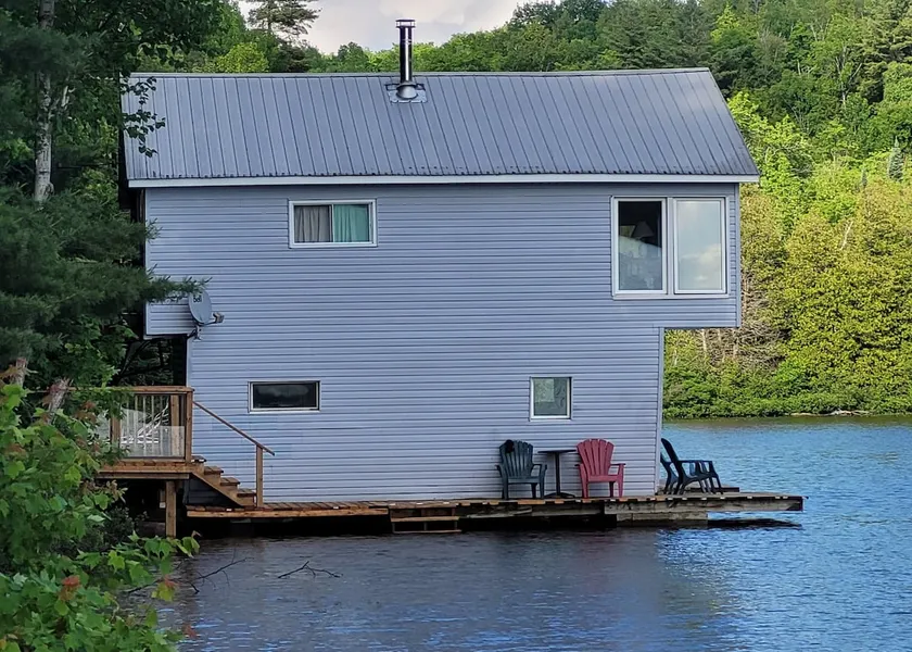 The Boathouse - 2 bedroom Cozy Waterfront cottage - Image 1