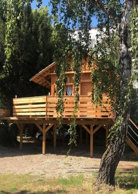An unusual cabin in the city - Image 1
