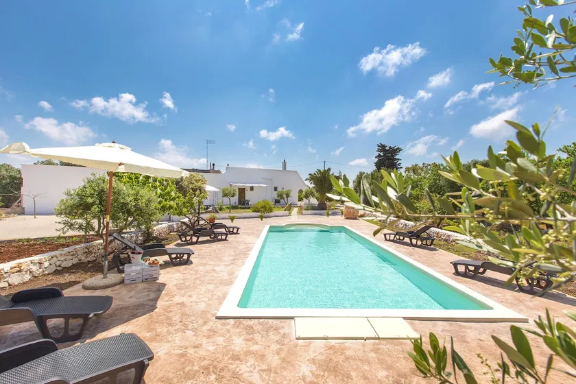 Villa adaptée aux familles avec jacuzzi, jardin et piscine privée | Vue jardin | Adaptée au travail à distance - Image 1