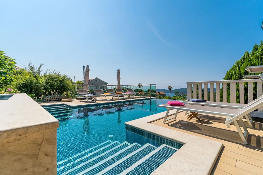 Stylish two bedroom villa apartment w heated pool - Image 1